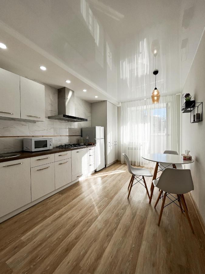 Світлі Апартаменти В Самому Центрі Біля Корпусного Парку - Мережа Helen Poltava Room photo